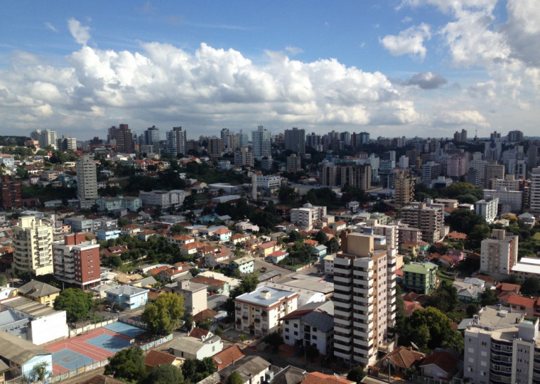 Bento Gonçalves (foto) registra cenário de estabilidade, com imóveis sobrando e preços em queda; já em Garibaldi, faltam unidades no mercado