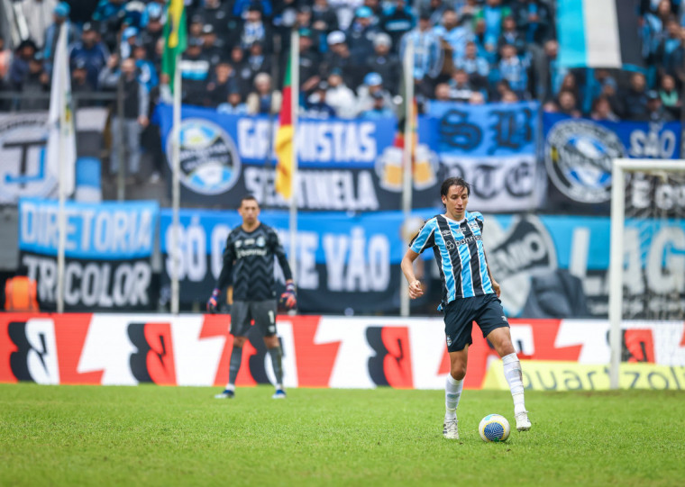 Tricolor de Geromel foi superior e não sofreu para bater os baianos no Centenário