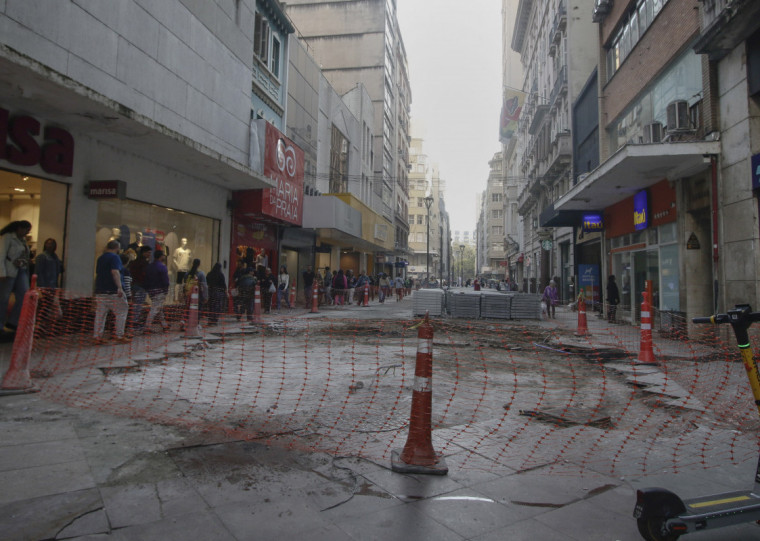 Trabalhos estão atrasados em relação ao prazo inicial e foram impactados pela enchente de maio em Porto Alegre