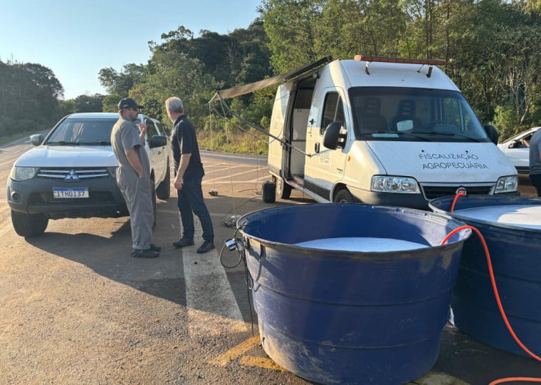 Veículos passam por desinfecção nas barreiras montadas pela Secretaria da Agricultura no Vale do Taquari