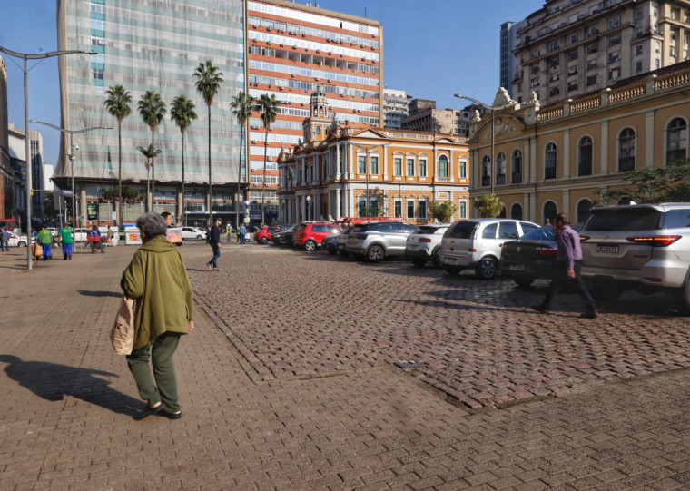 Estacionamento rotativo Área Azul no Largo Glênio Peres, no Centro Histórico