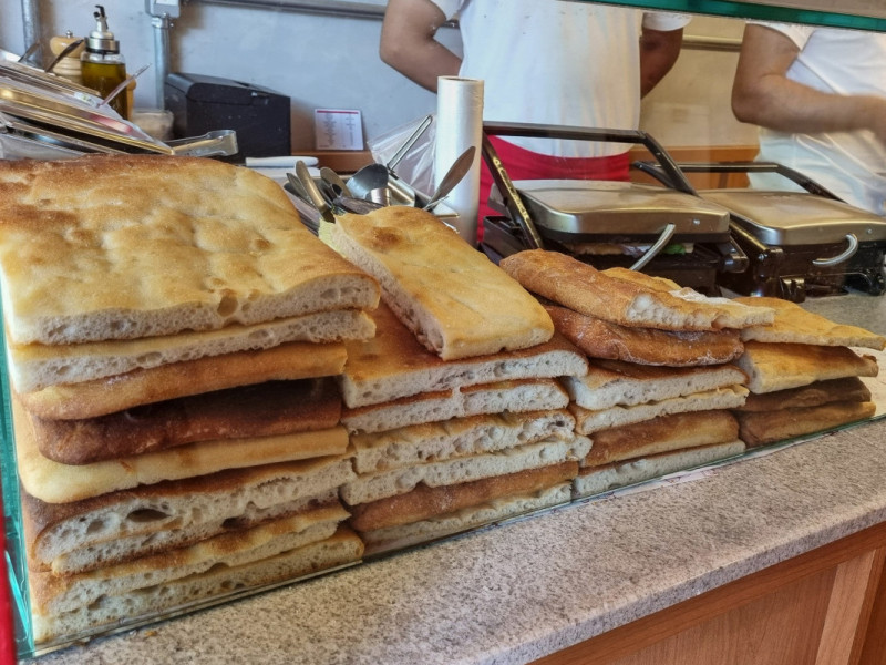 Com inspiração internacional, o negócio conta com seis sabores de focaccia, sendo cinco salgados e um doce Foto: STÉFANI RODRIGUES/ESPECIAL/JC