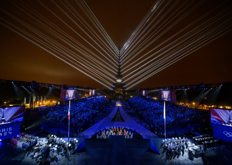 A Torre Eiffel iluminou a noite de Paris na abertura dos Jogos Olímpicos