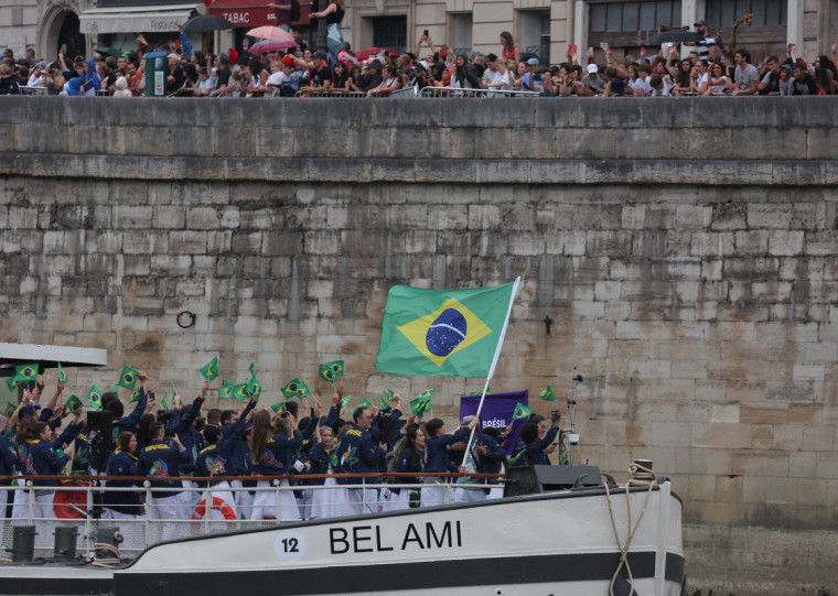 Atletas brasileiros se apresentaram em frente de 600 mil espectadores