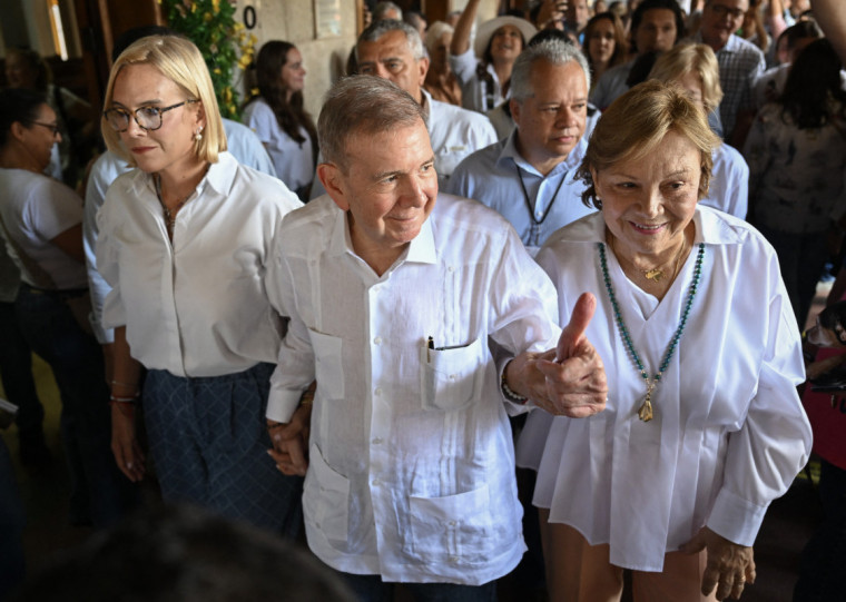 Edmundo González e seus apoiadores contestam resultado divulgado pelo CNE