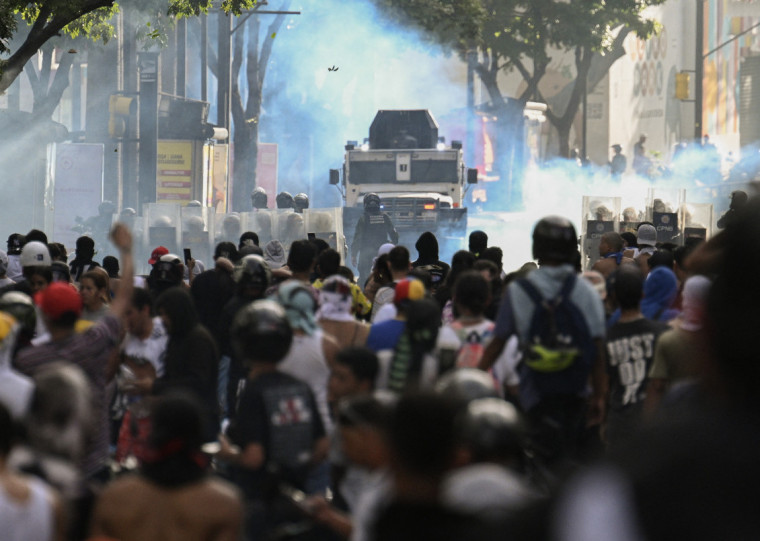 Milhares de pessoas foram às ruas indignadas com o resultado do pleito de domingo