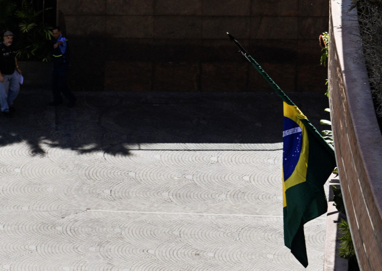 Bandeira brasileira foi erguida na Embaixada argentina