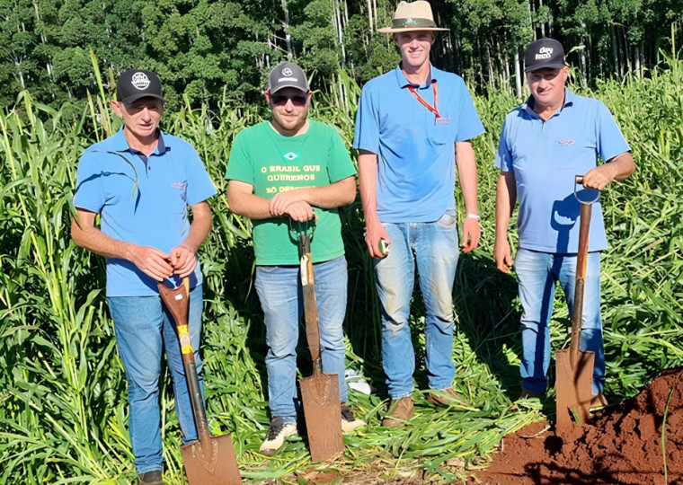 Técnicos da Cotrijal e produtores fazem avaliação da condição do solo em propriedade do Norte gaúcho