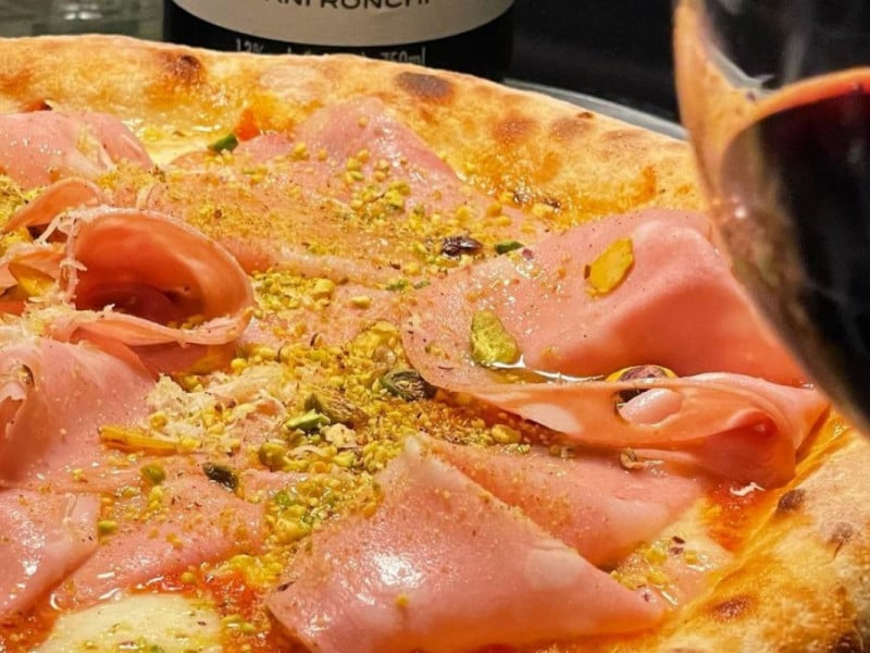 A pizza de mortadela e pistache &eacute; um dos destaques da Cantina Press Foto: CANTINA PRESS/INSTAGRAM/REPRODU&Ccedil;&Atilde;O/JC