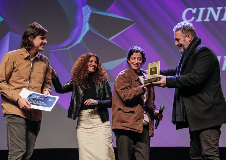 Gabriela Poester e Henrique Lahude recebem o prêmio de melhor filme por "Chibo"