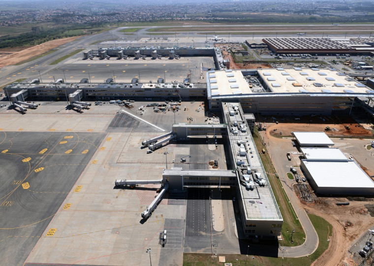 O aeroporto passou mais de duas horas fechado nesta segunda-feira