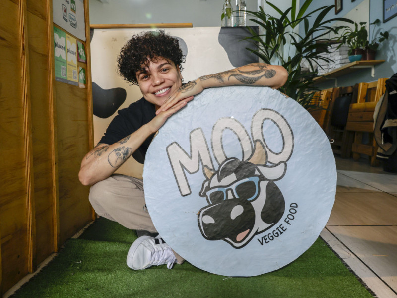 Manoella Pesch é o nome à frente da Moo Veggie, operação com foco em lanches veganos, que está de mudança para a avenida Osvaldo Aranha Foto: TÂNIA MEINERZ/JC