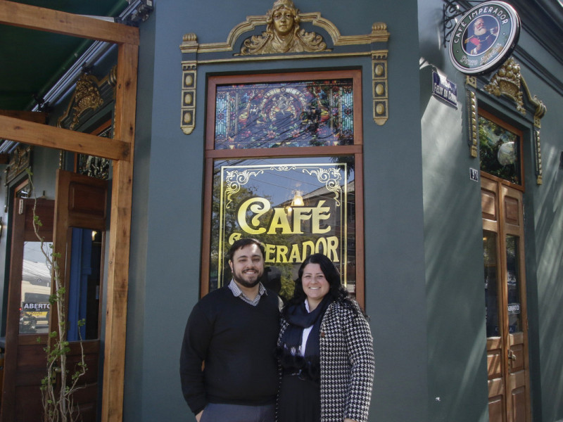 Stéphano e Luciane Santuche são proprietários do Café Imperador Foto: THAYNÁ WEISSBACH/JC