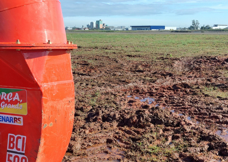 Arrozeiros cederam bombas de irrigação e outros equipamentos para escoar águas das enchentes