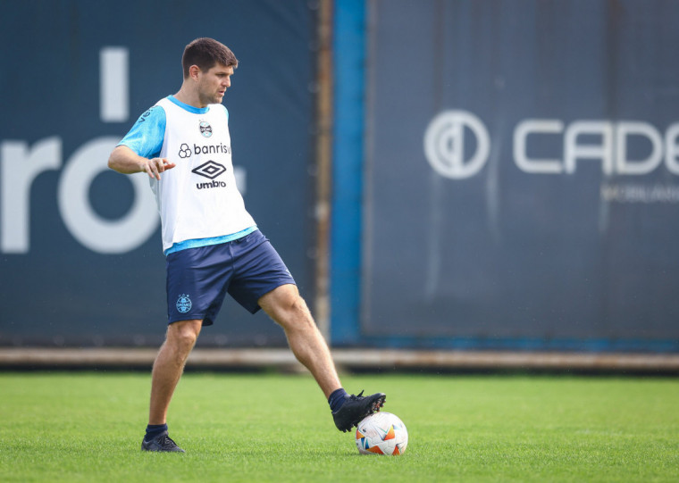 Zagueiro Kannemann volta ao time titular diante dos cariocas