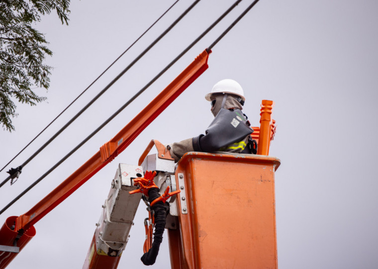 CEEE Equatorial faz suporte para religar energia em áreas afetadas pelo ciclone