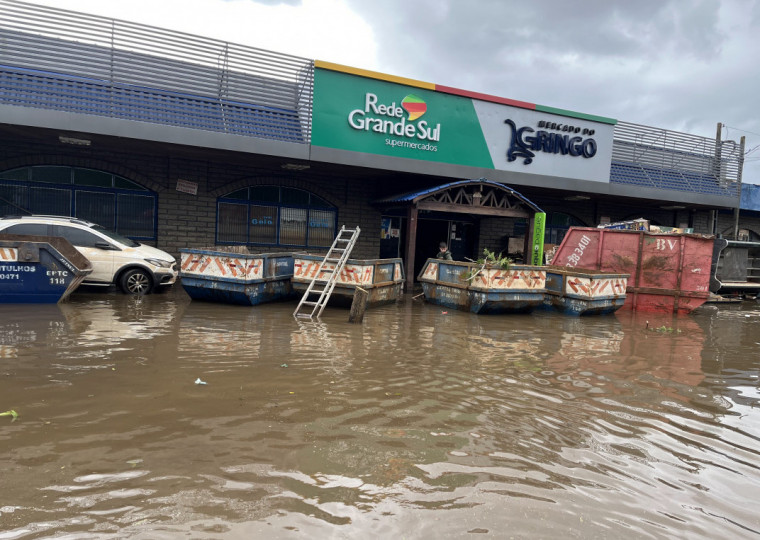 Água no Mercado do Gringo, no bairro Humaitá, em Porto Alegre, chegou a 1m80cm de altura; estabelecimento ficou alagado por cerca de 15 dias