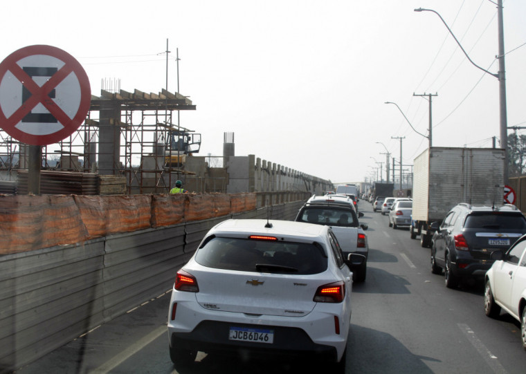 Trânsito é lento na rodovia BR-116 em Esteio, que passa por obras bem em frente ao Parque de Exposições