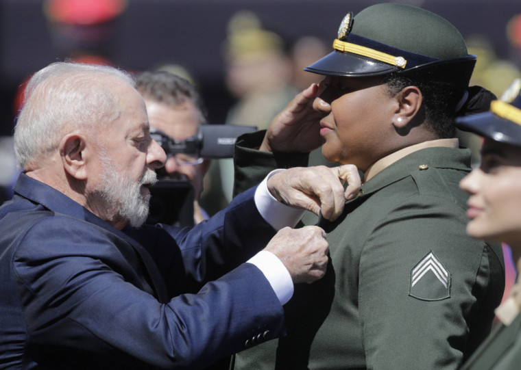 Medalha de ouro em Paris, Bia Souza recebeu a homenagem das mãos do presidente Lula