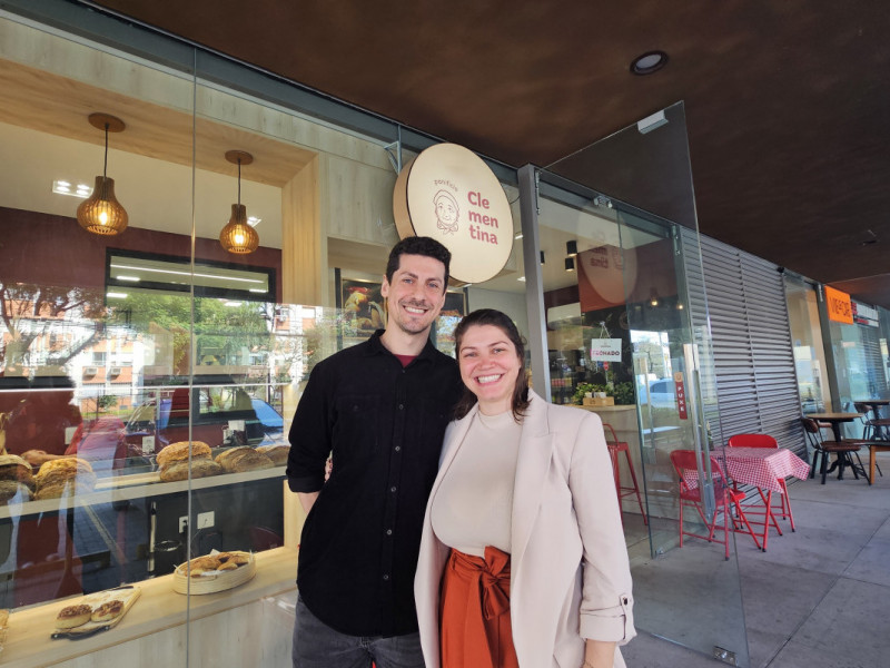 Gabriela Bertol e Felipe Durli , propriet&aacute;rios do Panificio Clementina, localizado no bairro Boa Vista, em Porto Alegre Foto: NATHAN LEMOS/JC