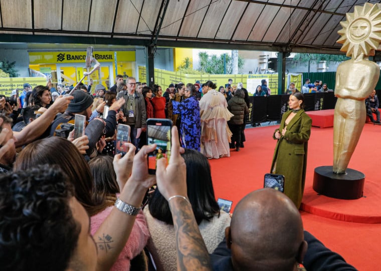 Bruna Linzmeyer, do longa brasileiro Cidade; Campo, foi uma das celebridades a passar pelo Tapete Vermelho este ano