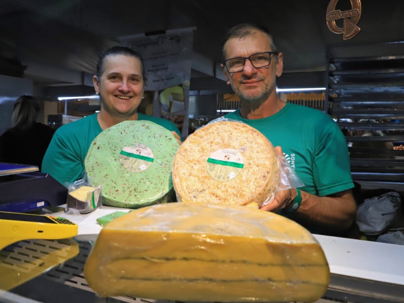 Marleise e Edemir Valsoler est&atilde;o h&aacute; 12 anos operando a Agroind&uacute;stria Campon&ecirc;s, que levou &agrave; Expointer os queijos pesto e queijo maturado em arauc&aacute;ria.
 Foto: ALINA SOUZA/ESPECIAL/JC