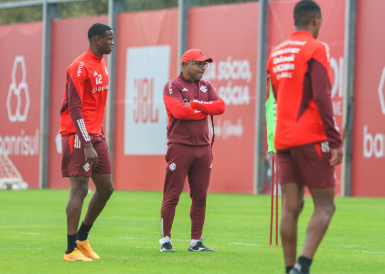 Roger Machado tem oito pendurados para visitar o Papo em Caxias do Sul