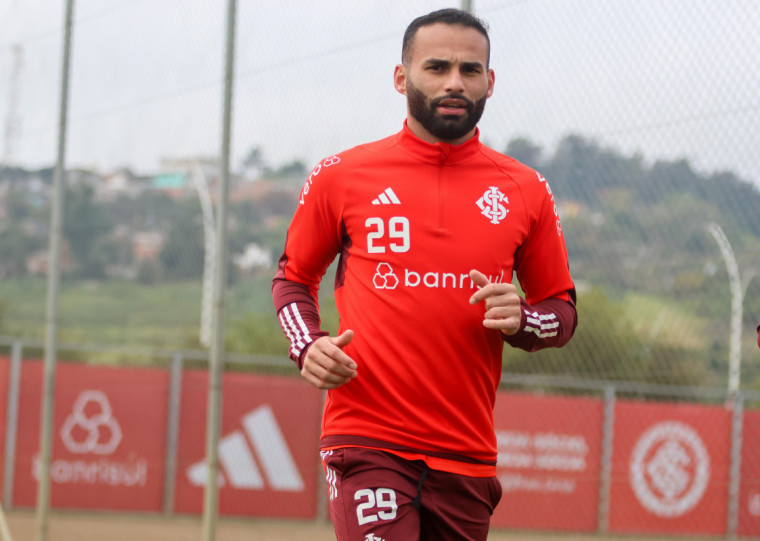 Thiago Maia correu em volta do gramado após sentir o joelho contra o Cruzeiro, na quarta