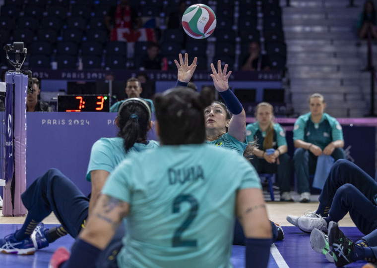 Brasil manteve os 100% de aproveitamento no vôlei sentado feminino nos Jogos Paralímpicos de Paris ao derrotar o Canadá por 3 sets a 1 