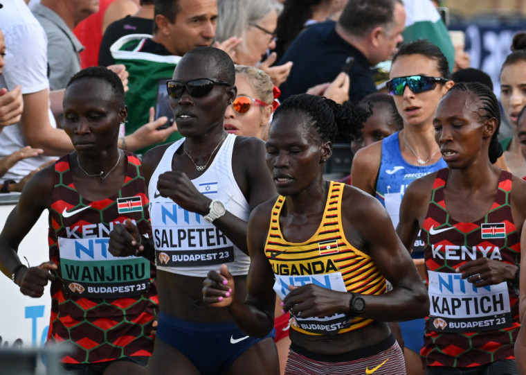 A atleta de Uganda (de amarelo) não resistiu às queimaduras que alcançaram 80% do seu corpo.