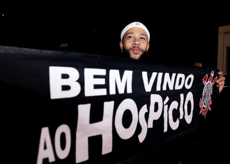 Desembarque de Depay aconteceu no aeroporto de Guarulhos