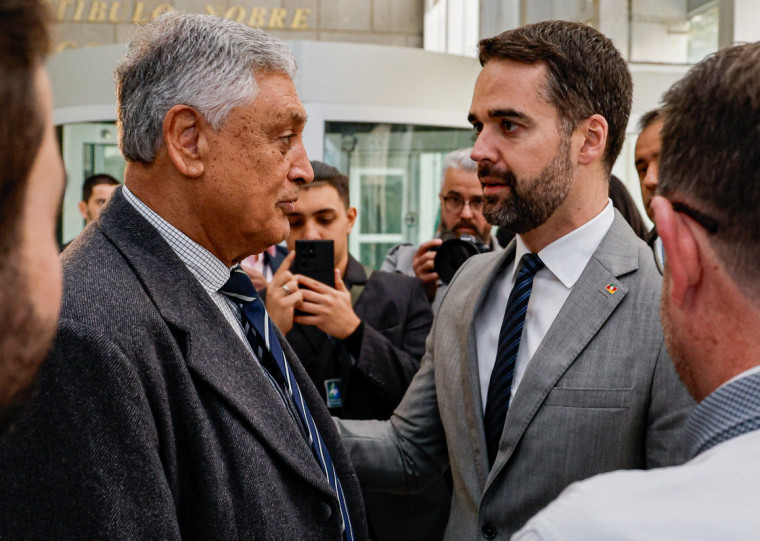 Eduardo Leite (d) entregou ao presidente da Assembleia, Adolfo Brito, PLOA com previsão de receita total de 83,8 bilhões