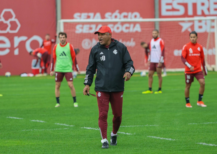 Roger Machado comandou atividade no gramado com atletas que não iniciaram contra o Fortaleza