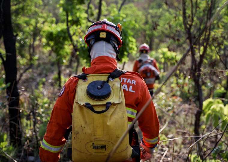 Atuam mais de 1000 militares, que trabalham em regime de revezamento no combate aos incêndios.