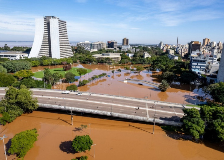 Entorno do Centro Administrativo alagado durante a enchente de maio de 2024 em Porto Alegre