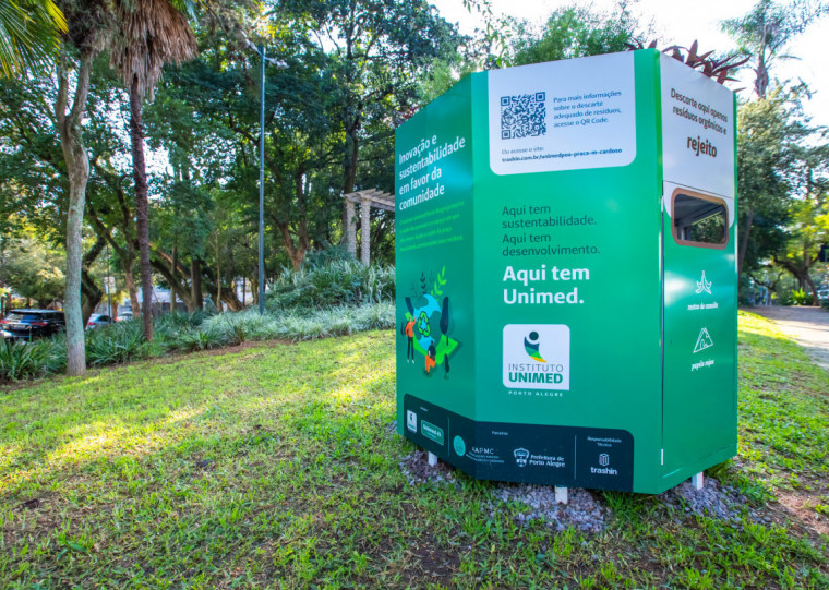 Foram instalados dois coletores com jardim auto irrigável, que evitam o desperdício de água