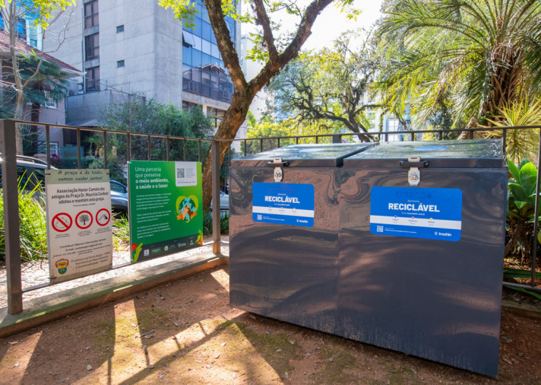 Foram instaladas lixeiras para promover o descarte correto de dejetos na praça, primeira a adotar este tipo de conceito