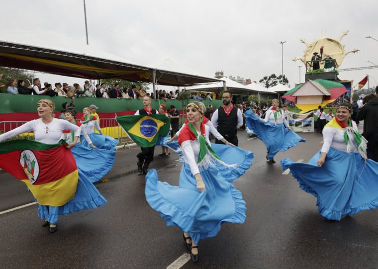 Sob chuva e um céu carregado, cerca de 1 mil pessoas participaram da apresentação