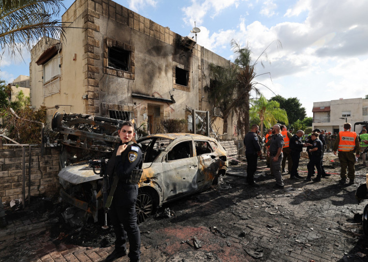 Tel Aviv e o Hezbollah realizaram uma intensa troca de mísseis e foguetes ao longo da madrugada, manhã de domingo no horário local