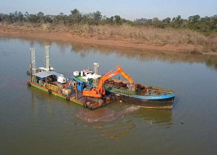 Obras consistem na remoção de pedras de maior diâmetro para melhorar a navegabilidade