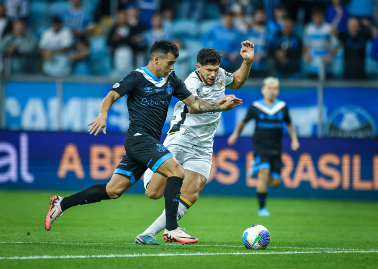 Equipe gremista não conseguiu jogar bem e foi superada pelos catarinenses na Arena