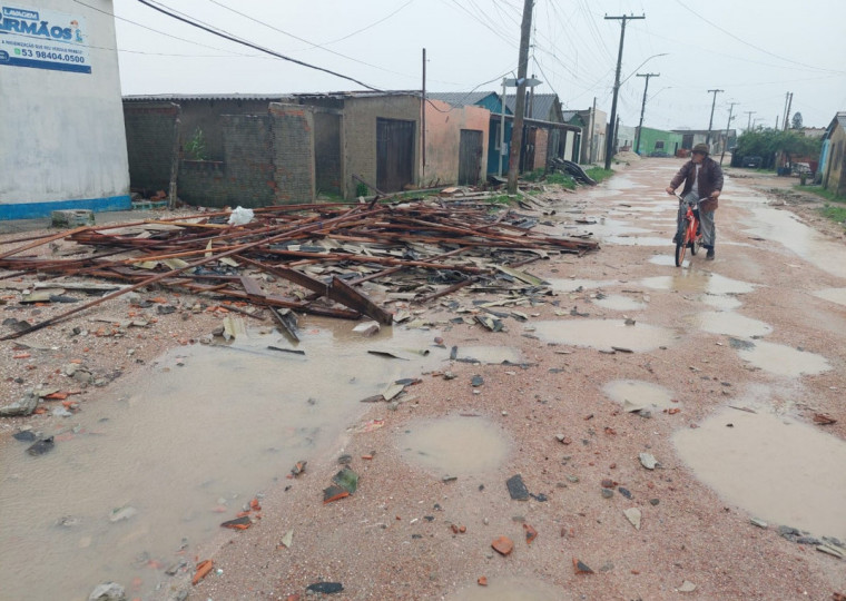 Ventos causaram destelhamento na Colônia de Pescadores Z3, em Pelotas