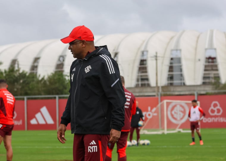 Técnico colorado não contou com seis titulares na atividade de ontem