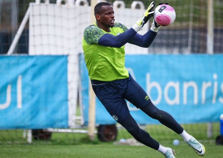 Goleiro se desculpou e disse que não teve intenção de acertar o menor