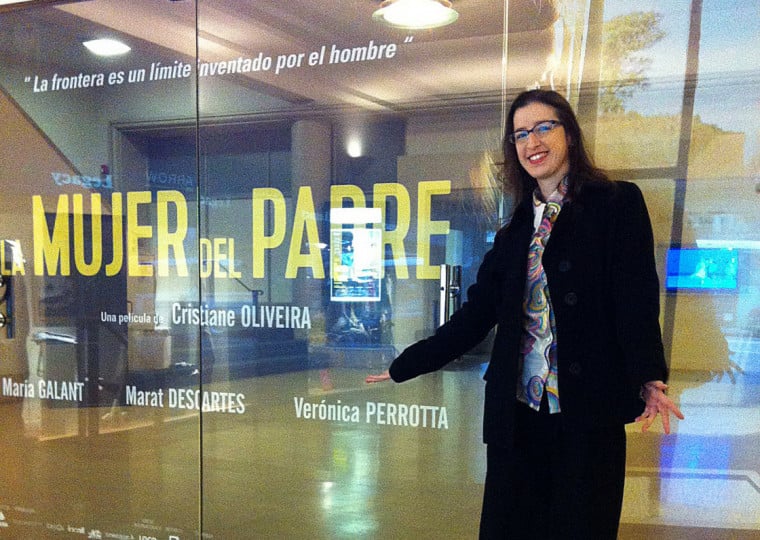 Cris Oliveira diante de letreiro do filme Mulher do Padre, durante exibição em Montevidéu, no Uruguai