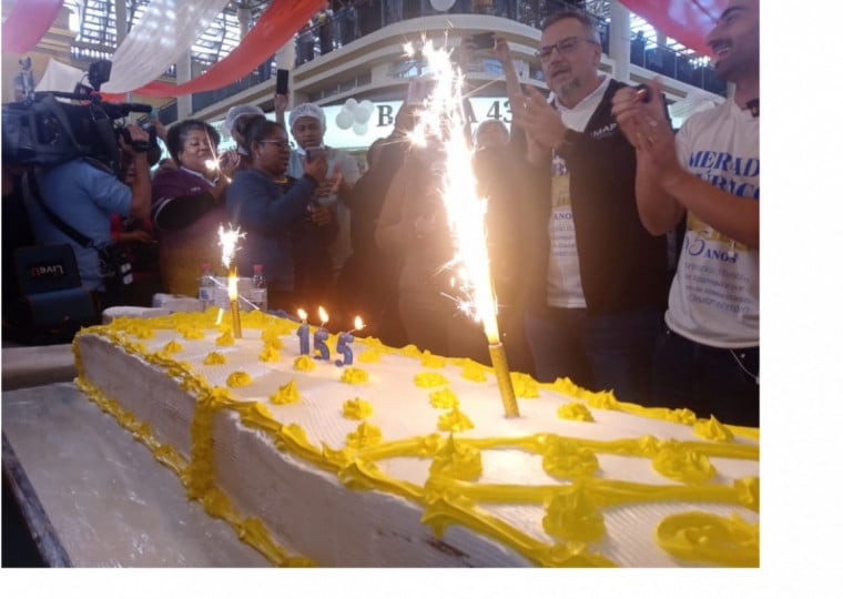 Aniversário do centro de compras foi comemorado com a distribuição de 300 fatias de bolo 