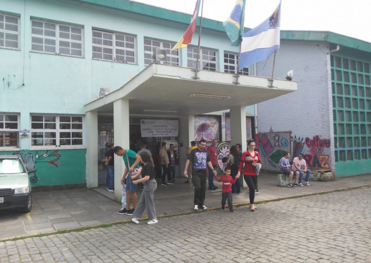 Em Caxias do Sul, a manhã deste domingo (6) foi de movimento tranquilo nos pontos de votação