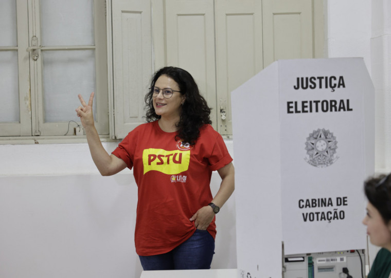 Candidata Fabiana Sanguiné (PSTU) vota no Centro Histórico 