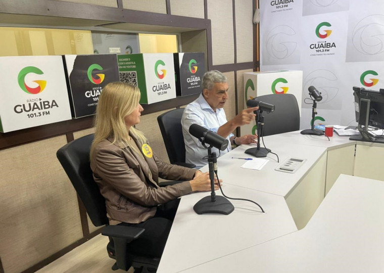 Sebastião Melo começou o roteiro de entrevistas no domingo da eleição na Rádio Guaíba, no Centro de Porto Alegre