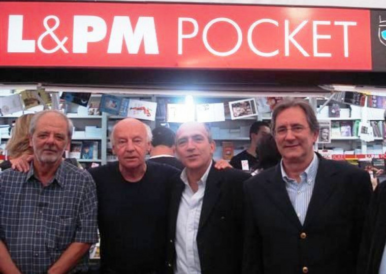 Sergio Faraco, Eduardo Galeano, Ivan e Lima, em frente a uma banca da L&PM